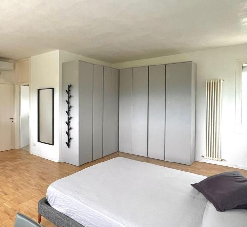 a bedroom with a large white bed and a window at Nuovo Progetto A&E in Vicenza