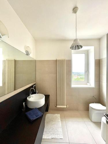a bathroom with a sink and a toilet and a window at Nuovo Progetto A&E in Vicenza
