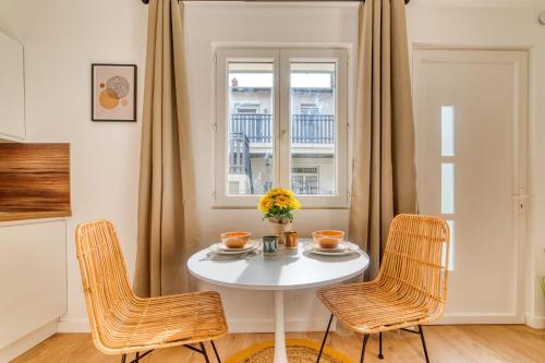 Ruang duduk di La Suite Soleil - Maison studio avec jardin privé