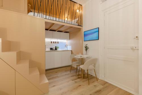 une petite cuisine et salle à manger avec une table et des chaises dans l'établissement Studio Le Cocon, à Pau