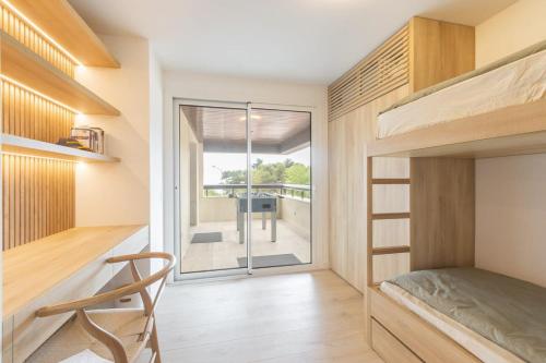 una camera da letto con un letto, una scrivania e una finestra di Oceanfront Lux Condo Sleeps 9 a Cascais