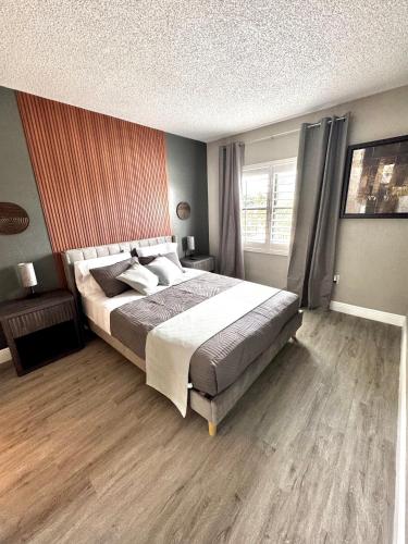 a bedroom with a large bed and a window at Home Cheti - Apartment near Universal Studios in Orlando