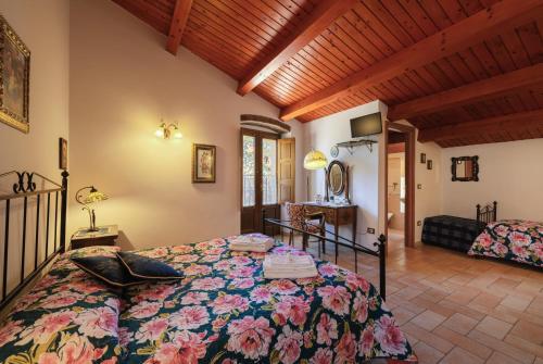 a bedroom with a bed in a room at Il Belvedere in Civita