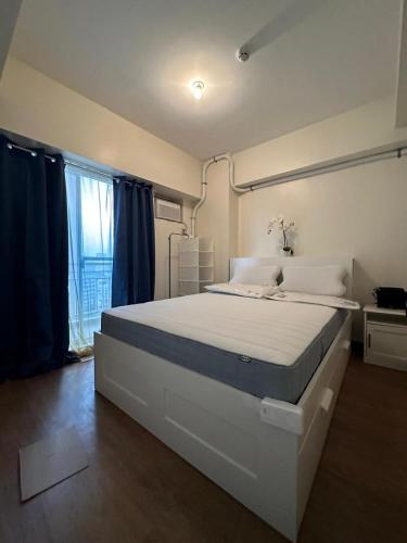 Ένα ή περισσότερα κρεβάτια σε δωμάτιο στο 2 Bedrooms with balcony and parking