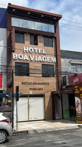 un edificio con un cartello hotelarioario sul lato di Boa Viagem a Feira de Santana