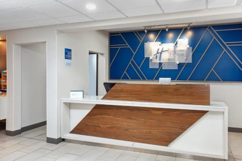 Ο χώρος του λόμπι ή της ρεσεψιόν στο Holiday Inn Express Fremont by IHG