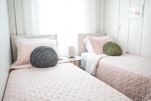 two beds sitting next to each other in a bedroom at Granbalaio Hostel in Blumenau