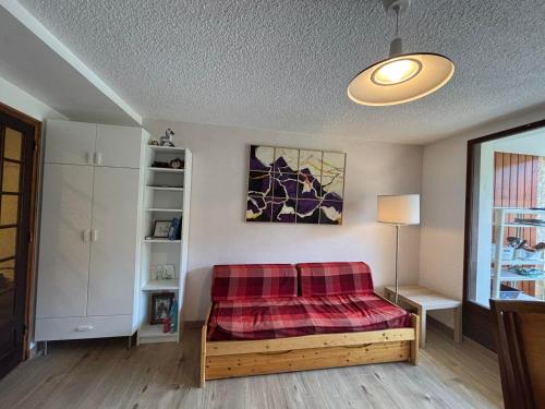 - un salon avec un canapé rouge dans l'établissement Appartement cosy 4 pers, proche ski, parking, balcon - FR-1-737-89, à Autrans