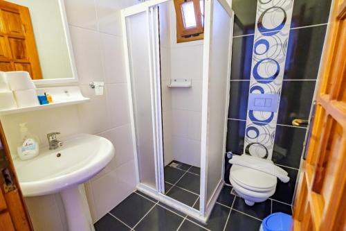 Bilik mandi di Sardunya Otel ARKA BİNA