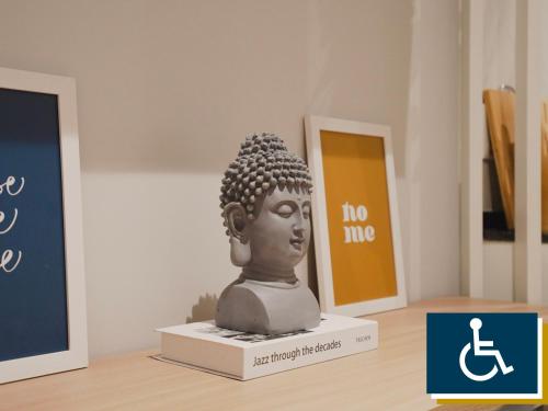 a statue of a head on a table in a room at Apê Brás - Shopping Plaza Polo in Sao Paulo
