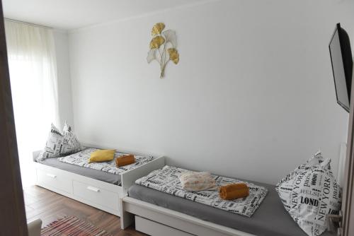 Ένα ή περισσότερα κρεβάτια σε δωμάτιο στο 4 Seasons Apartman
