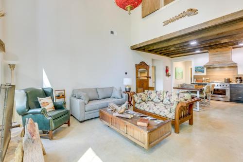 Χώρος καθιστικού στο Charming Eclectic Vacation Rental with Beach Access!