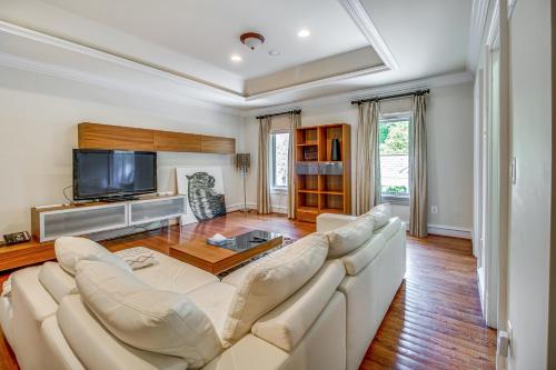 Televisyen dan/atau pusat hiburan di Guest House in Private Villa about 23 Mi to Washington