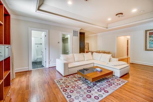 Ruang duduk di Guest House in Private Villa about 23 Mi to Washington