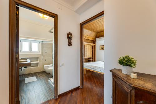 un bagno con un lavandino e un water in una stanza di Elegante appartamento 130mq in stile classico a Roma