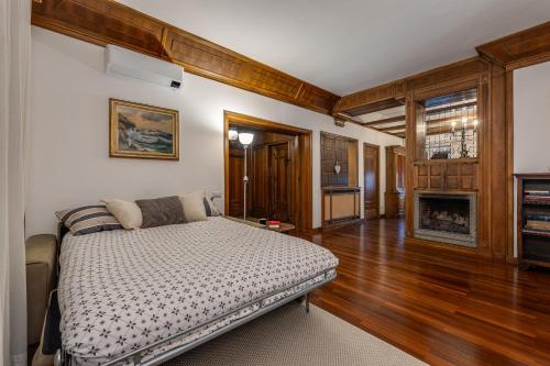 una camera da letto con un letto e un camino di Elegante appartamento 130mq in stile classico a Roma