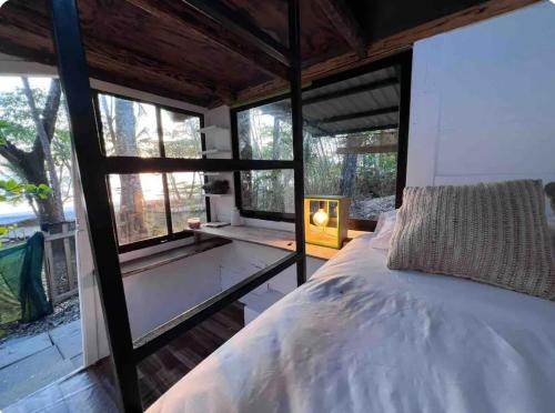 Ένα ή περισσότερα κρεβάτια σε δωμάτιο στο Beachfront sunset Bungalow