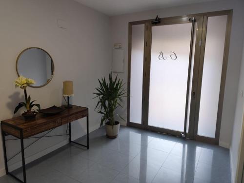 Pokój z drzwiami, lustrem i stołem w obiekcie Apartamento Conde w mieście Priego de Córdoba