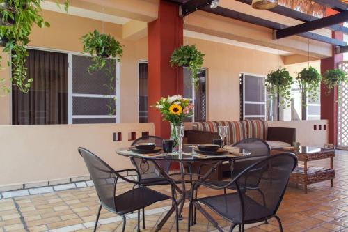 een terras met een tafel, stoelen en een bank bij Terraza Studios in Cabo San Lucas