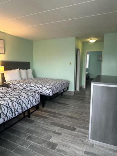 a room with two beds in a hotel room at Royal Canadian Motel in Wildwood