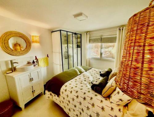 une chambre avec un lit avec un ours en peluche dessus dans l'établissement Jolie maison en pleine nature, à Tourrettes-sur-Loup