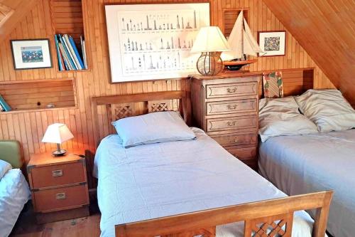 - 2 lits dans une chambre dotée de lambris dans l'établissement Le repère de Saint Mathieu, à Plougonvelin