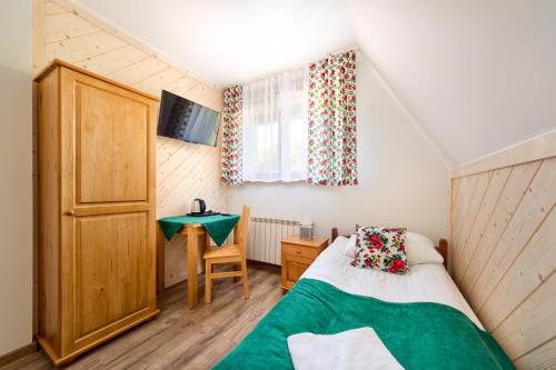 a small bedroom with a bed and a sink at Willa Górski Potok - W CENIE ŚNIADANIE I ZNIŻKI NA TERMY ! in Biały Dunajec