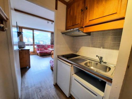 une cuisine avec un évier et un plan de travail dans l'établissement Résidence Chaviere - Studio ski aux pieds au coeur des Ménuires MAE-4114, aux Menuires
