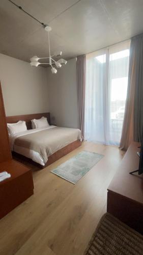 Ένα ή περισσότερα κρεβάτια σε δωμάτιο στο Villa Ambassador Golf Resort, Kachreti