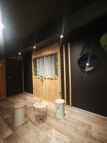 une chambre avec deux tabourets et une porte en bois dans l'établissement love room paradix, à Saint-Denis-de-Pile