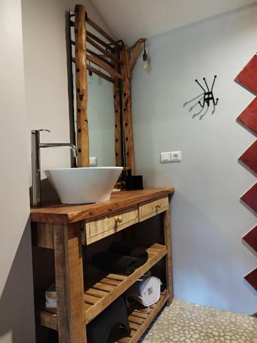 une salle de bain avec un lavabo et un miroir dans l'établissement Chambres d'hotes aux Petits Belézins, à Saint-Amour