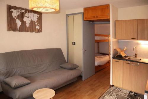 - un salon avec un canapé et des lits superposés dans l'établissement Résidence Balcon Orres - Joli studio 6 personnes COEUR DE STATION MAE-9011, aux Orres