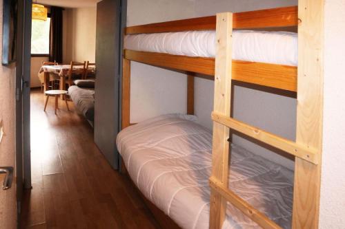 quelques lits superposés dans une chambre dans l'établissement Résidence Balcon Orres - Joli studio 6 personnes COEUR DE STATION MAE-9011, aux Orres