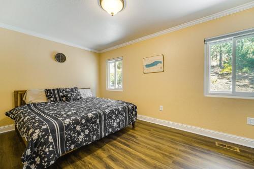 a bedroom with a bed and a window at Walk to Donner Lake Truckee Cabin with Private Deck in Truckee