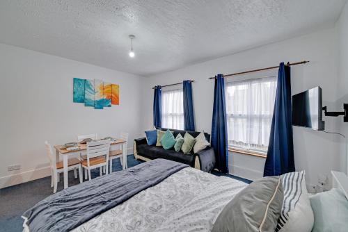 Postel nebo postele na pokoji v ubytování Cosy & Comfy Tottenham Apartment Sleeps 4