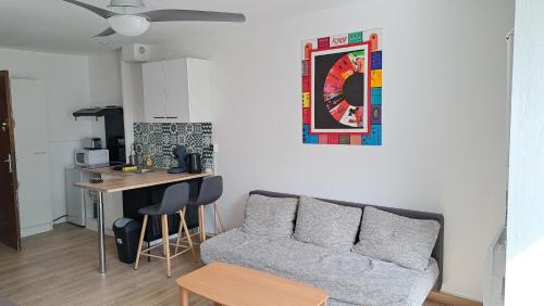 un salon avec un canapé et une table dans l'établissement appartement cosy lumineux très confortable, à La Grande Motte