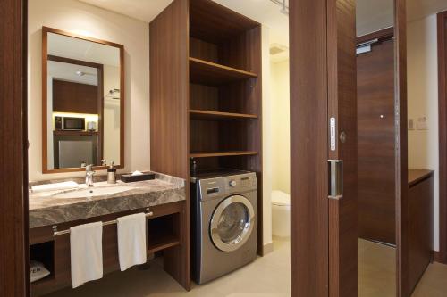 Koupelna v ubytování Axia South Cikarang Service Apartment