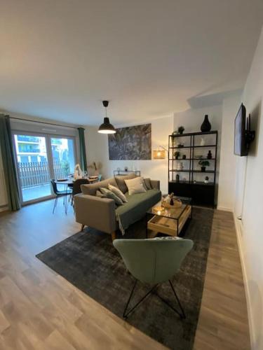 un salon avec un canapé et une table dans l'établissement T3 Moderne - Proche tram - Parking privé, à Angers