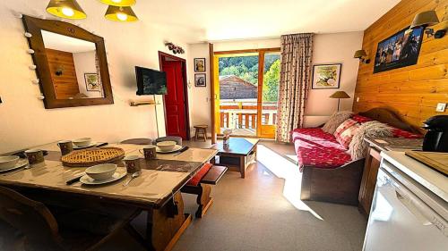 un salon avec une table et un canapé dans l'établissement Résidence Le Palatin - Agréable T2 avec grand balcon 4/6 personnes MAE-9031, à Pelvoux