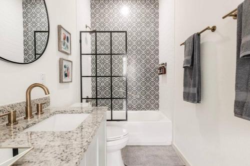 Un baño de 3BR Modern, Gated Home w FreePking, BBQ, Firepit, Mins to Downtown