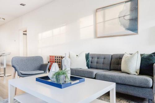 Zona de estar de 3BR Modern, Gated Home w FreePking, BBQ, Firepit, Mins to Downtown