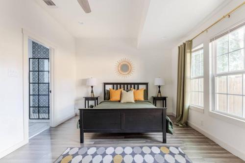 Cama o camas de una habitación en 3BR Modern, Gated Home w FreePking, BBQ, Firepit, Mins to Downtown