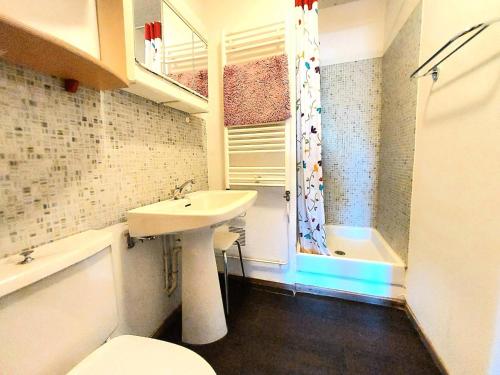 une salle de bain avec un lavabo, des toilettes et une douche dans l'établissement Résidence L'everest - Résidence EVEREST N°74 MAE-4641, à La Plagne Tarentaise