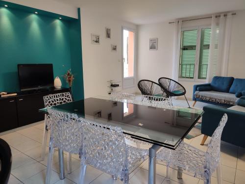 a living room with a glass table and chairs at Appartement 2 terrasses face mer de 100m2 in Saint-Florent