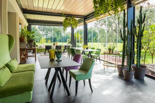 Un jardín fuera de Hotel Touring