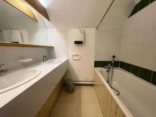 une salle de bain avec deux lavabos et une baignoire dans l'établissement Résidence Soleil - Grand duplex lumineux de 80 m2 avec vue panoramique MAE-5471, à Vénosc