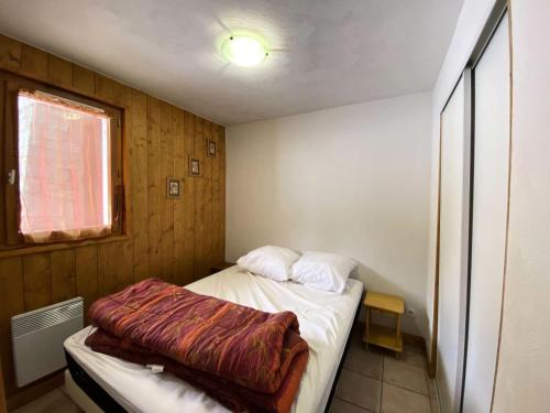 une petite chambre avec un lit et une fenêtre dans l'établissement Chalets D Or - Charmant T2 avec terrasse et place de parking privée MAE-5611, à Vénosc