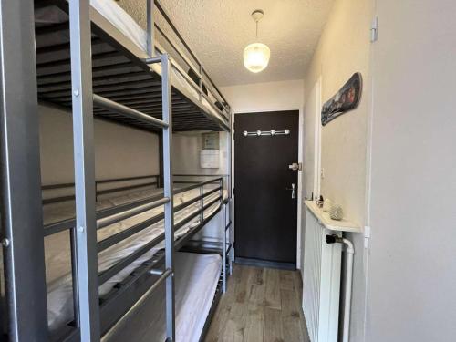 Cette chambre dispose d'un couloir avec des lits superposés. dans l'établissement Résidence Soldanelle - Agréable studio exposé sud au départ des pistes MAE-6601, à Vénosc