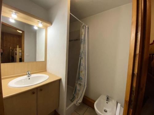 une salle de bain avec un lavabo, une douche et des toilettes dans l'établissement Chalets D Or - Charmant T2 avec terrasse et place de parking privée MAE-5611, à Vénosc