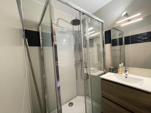 une salle de bain avec douche et lavabo dans l'établissement Résidence Soldanelle - Agréable studio exposé sud au départ des pistes MAE-6601, à Vénosc